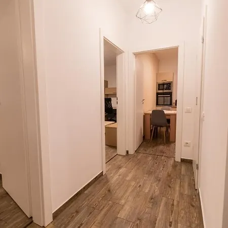 Yan - Near Mall & Free Private Parking Apartment *