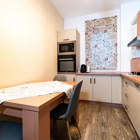 Apartment Yan - Near Mall & Free Private Parking *